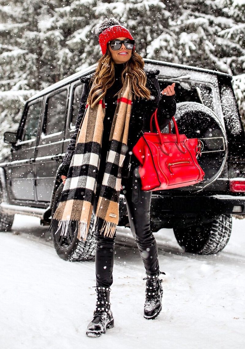 Zimske kombinacije s crnim trapericama, Burberry šalom i Celine torbicom za prtljagu
