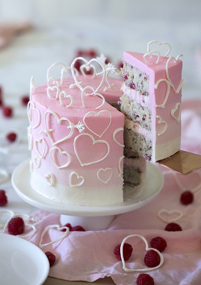 كعكة عيد الحب الوردي
