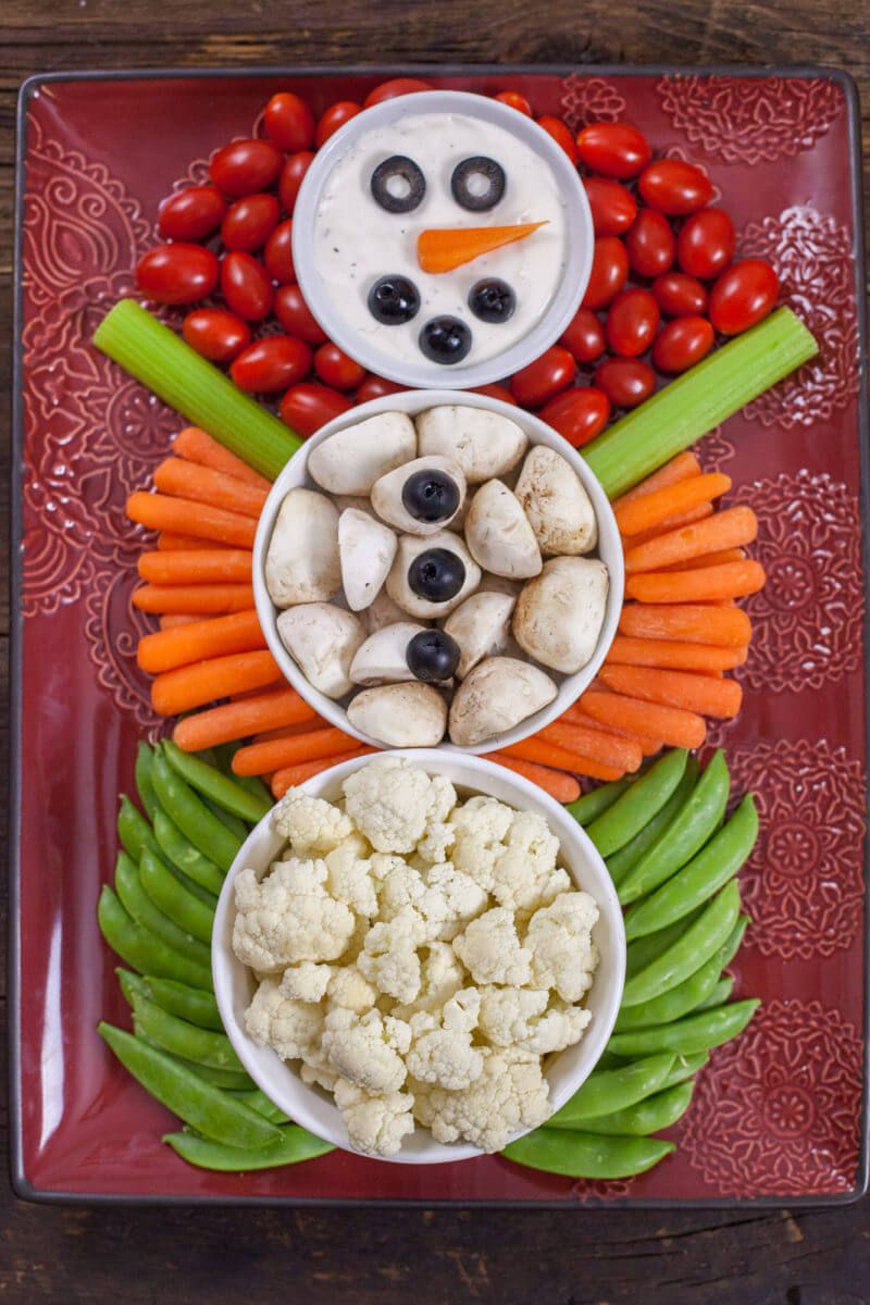 Slatka svečana božićna predjela: Snjegović na pladnju s povrćem