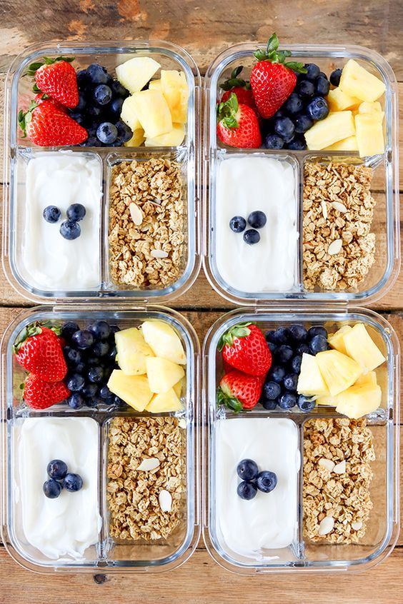 Kutija bistroa za pripremu obroka za doručak i voće i jogurt