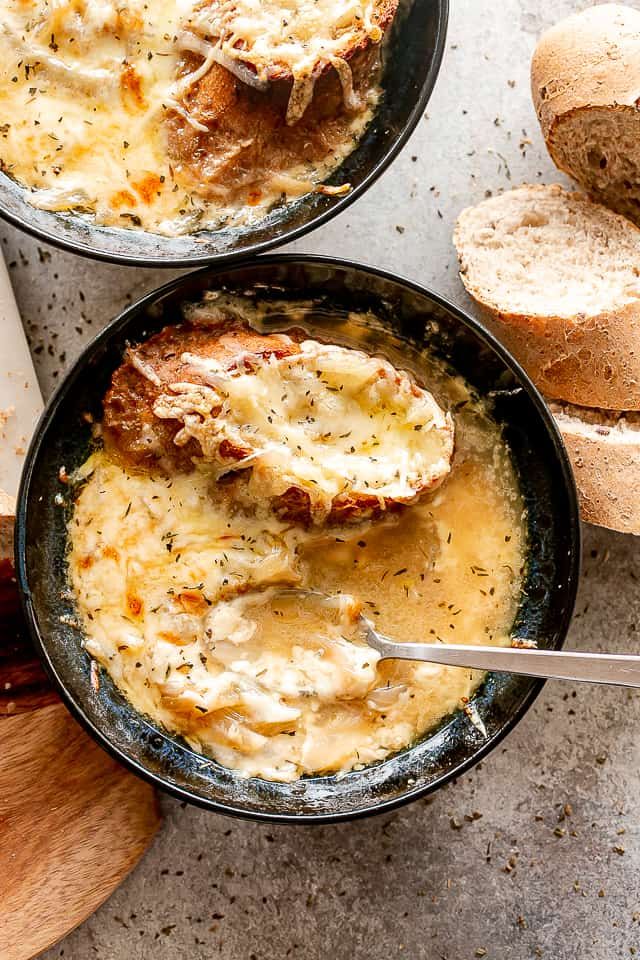 اطبخ ببطء حساء البصل الفرنسي