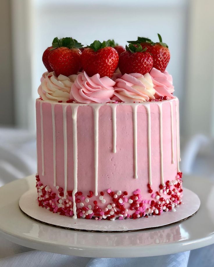 Унікальні ідеї торта на день народження: рожевий торт з полуницею