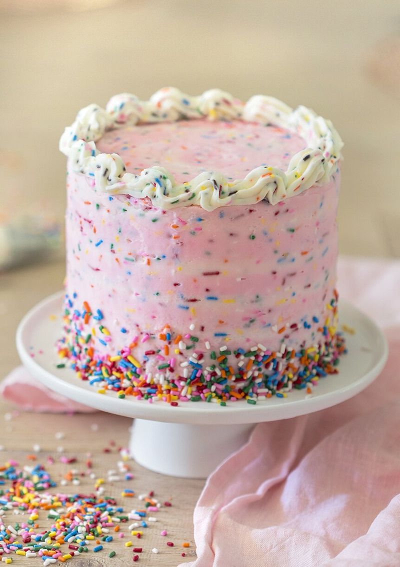 Рожевий торт до дня народження з бризкою