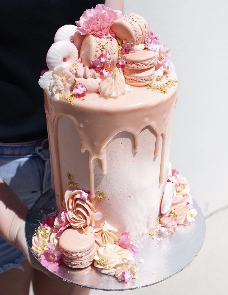 Ідеї ​​красивих та унікальних тортів на день народження: рожевий торт з полуничною нутеллою