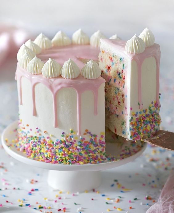40+ أفكار كعكة عيد ميلاد رائعة وفريدة من نوعها تبدو مذهلة