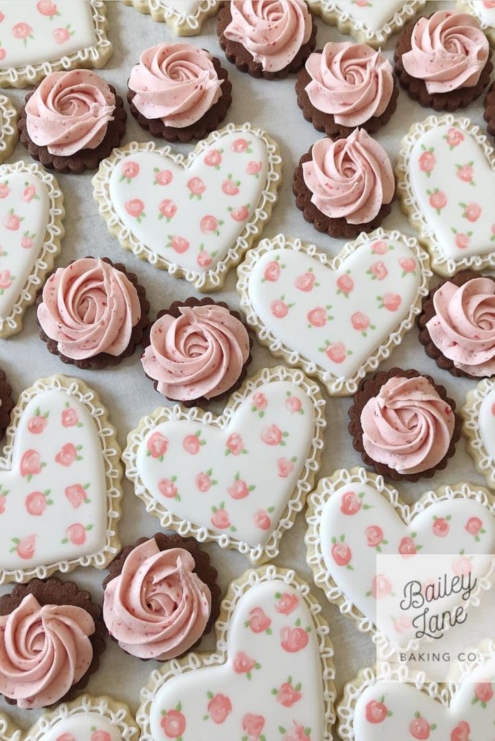 Rosa og hvite hjerteformede småkaker - søte baby shower cookies
