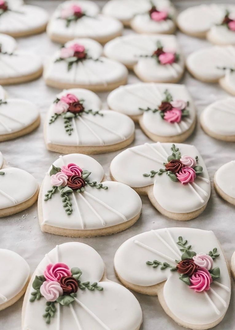 Hvite hjerteformede kaker til bryllup