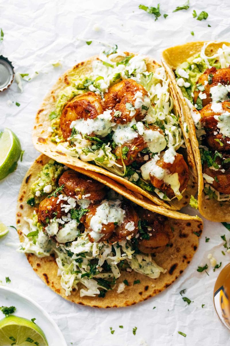 Pikantni tacos od škampa s češnjakom, cilantro i limetom