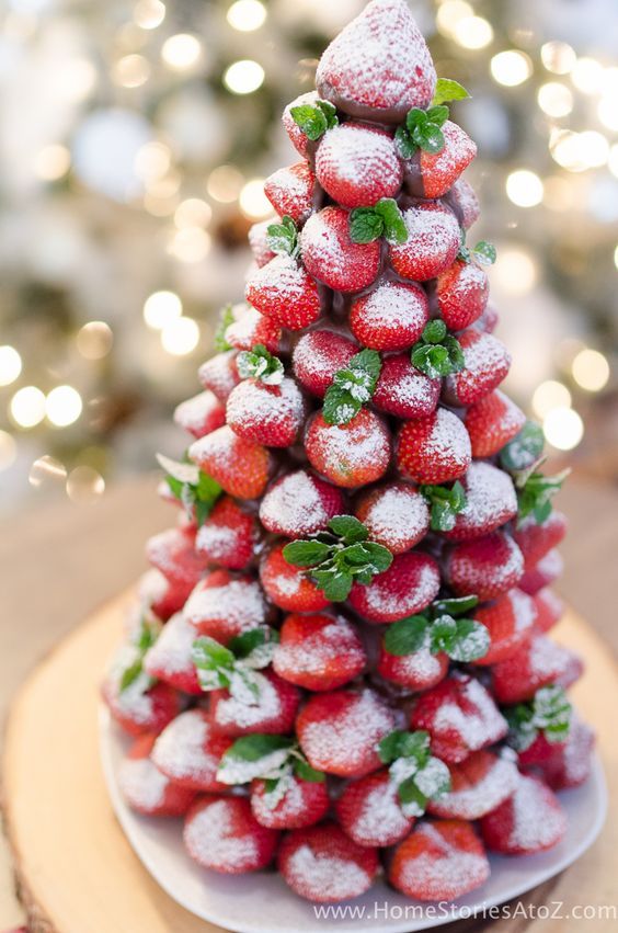 هدايا عيد الميلاد السهلة: شجرة عيد الميلاد بالفراولة المغطاة بالشوكولاتة