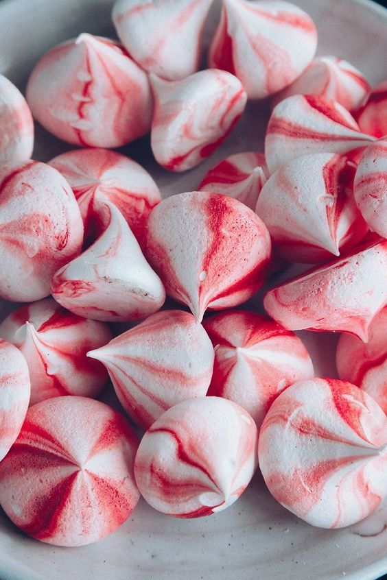 هدايا عيد الميلاد السهلة: قبلات حلوى قصب الميرانغ