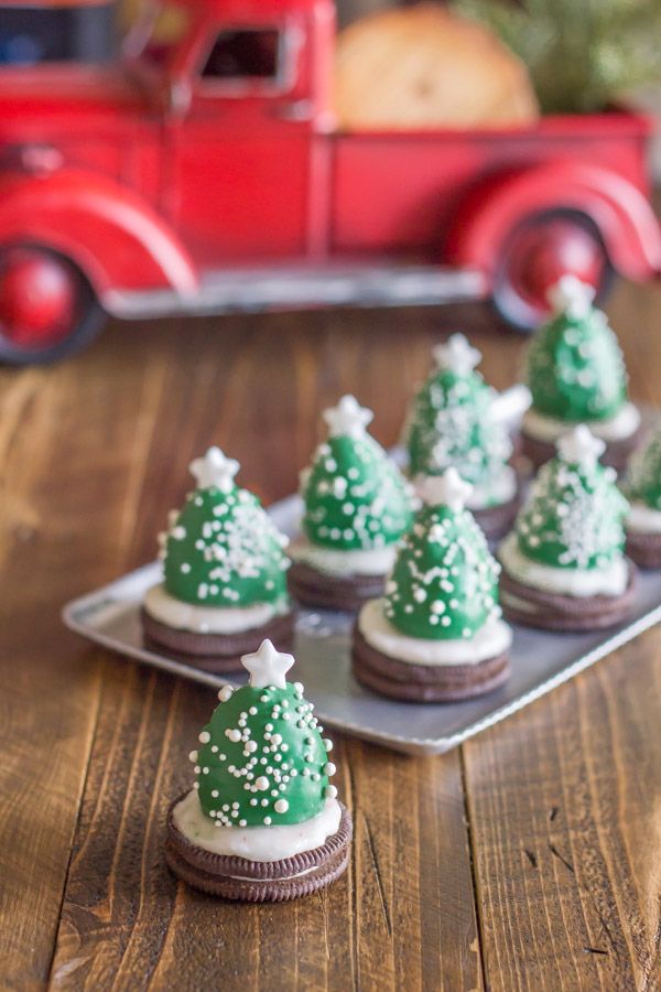 هدايا عيد الميلاد السهلة: بسكويت شجرة الكريسماس المغطاة بالشوكولاتة والفراولة