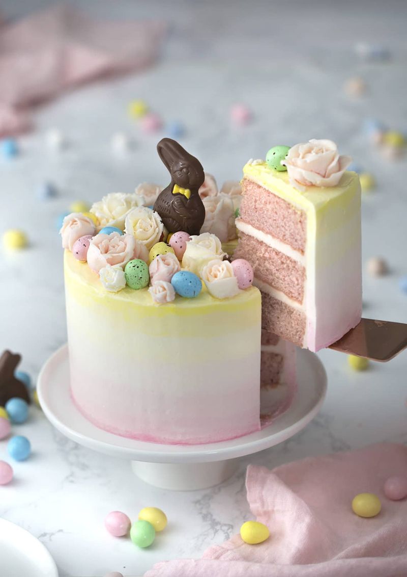 Gâteau lapin de Pâques rose et jaune pastel