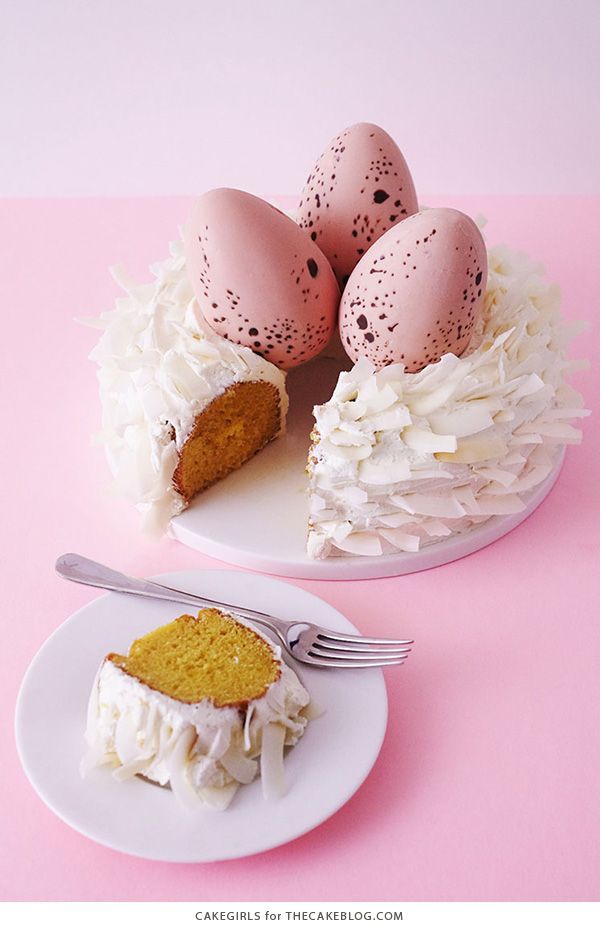 كعكة عش عيد الفصح الأبيض والوردي مع البيض