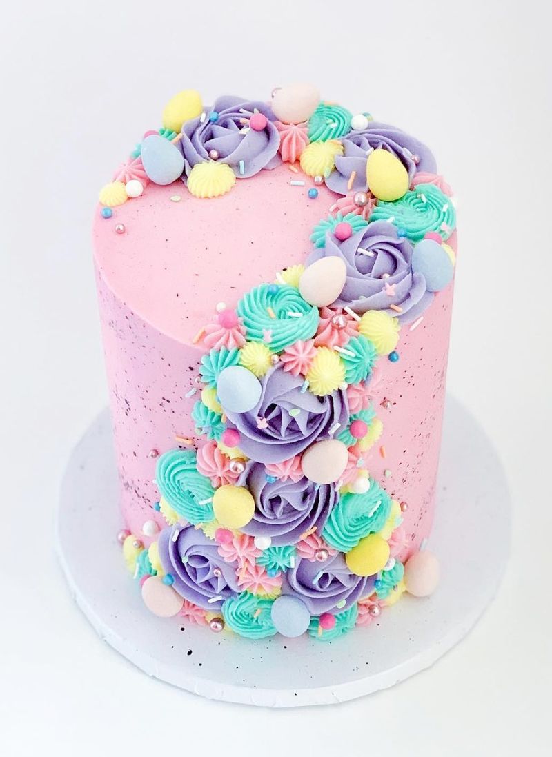 Gâteau pastel de Pâques coloré et rose avec meringue