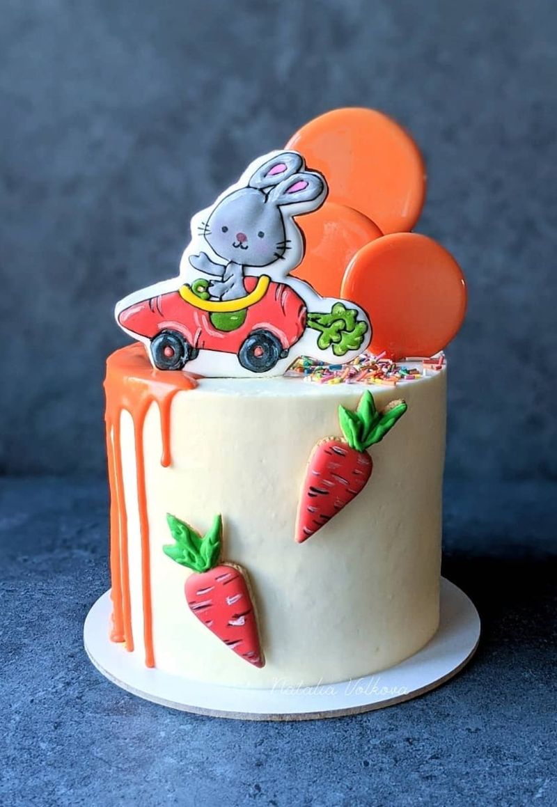 Gâteau décoré de carottes de Pâques colorées