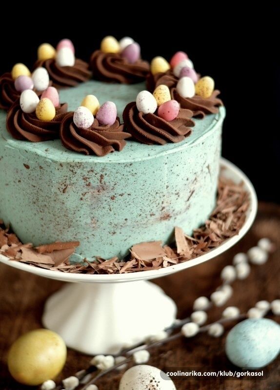 Gâteau moucheté de Pâques bleu pastel