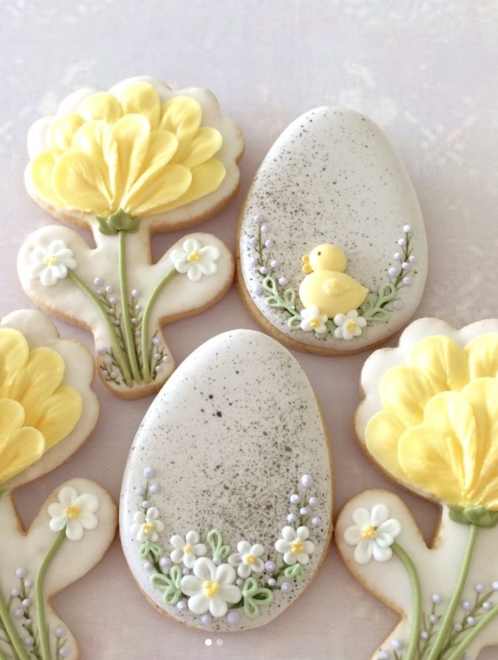 Cvijeće i uskršnja jaja, žuto ukrašeni uskršnji kolačići