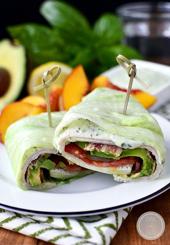 Jednostavne ideje za keto ručak za posao: kalifornijska puretina i oblozi od zelene salate od slanine s bosiljkom i majom