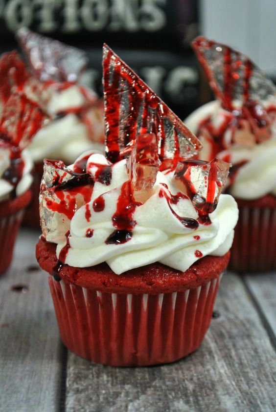 Krvavo crveno baršunaste ideje za kolače za Noć vještica