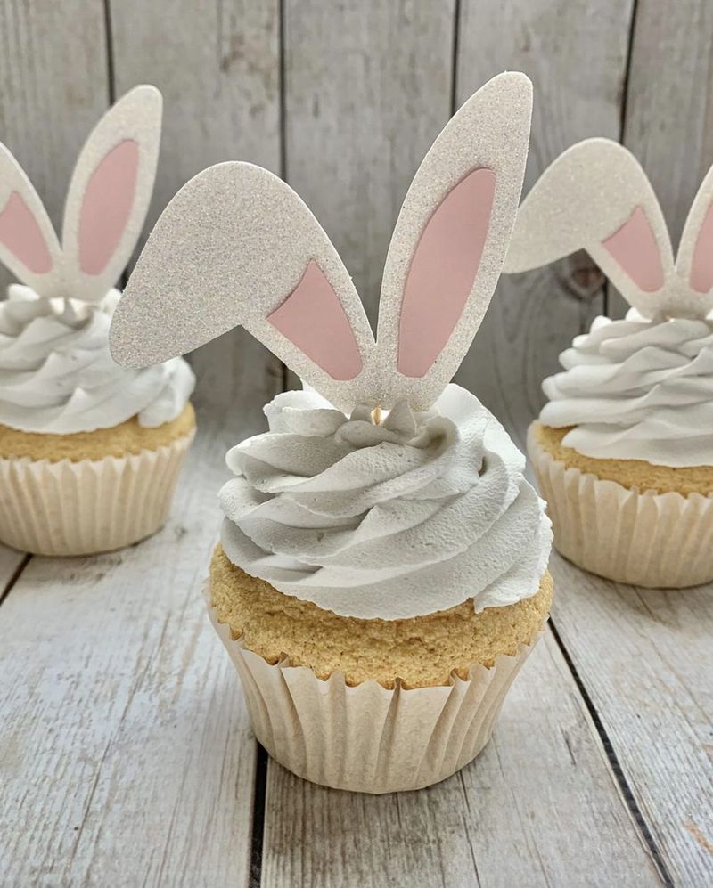 Fehér húsvéti nyuszi füles cupcake topperek