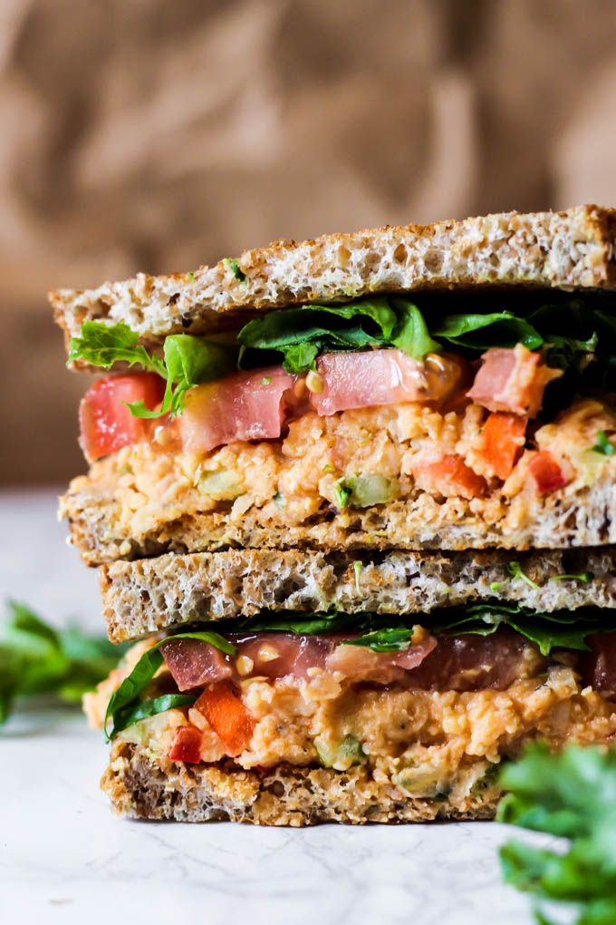Veganski sendvič sa salatom od bufalo slanutka
