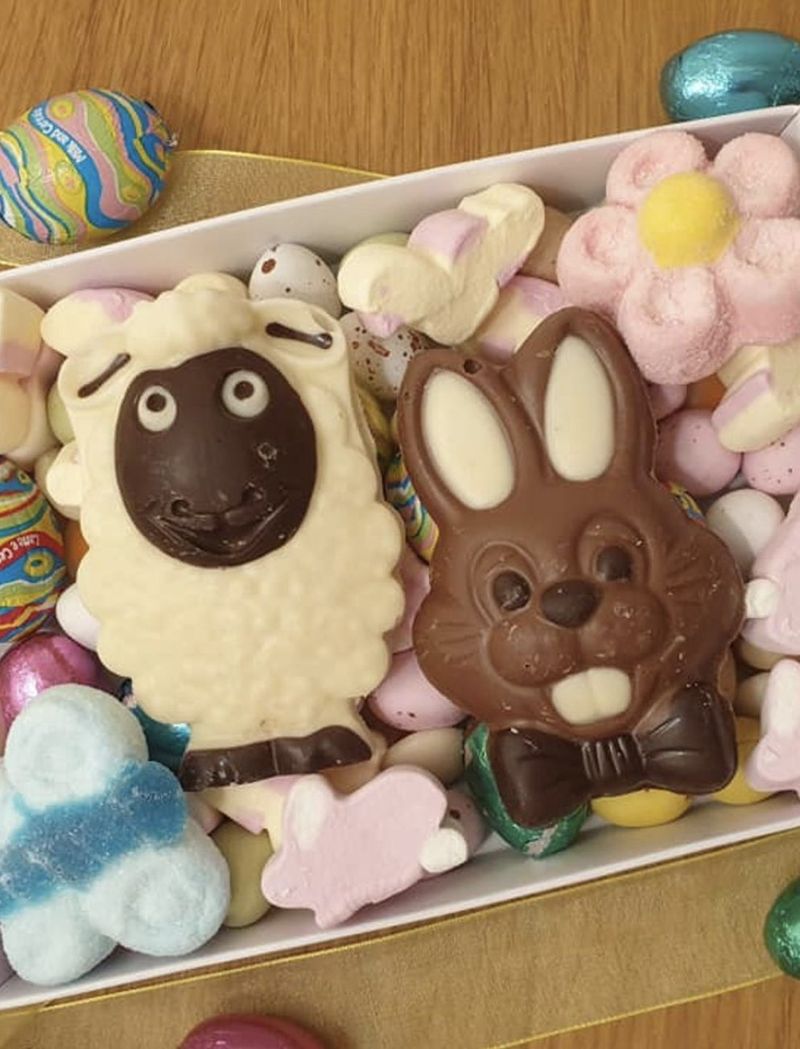 صندوق شوكولاتة عيد الفصح لطيف مع الأرنب والأغنام