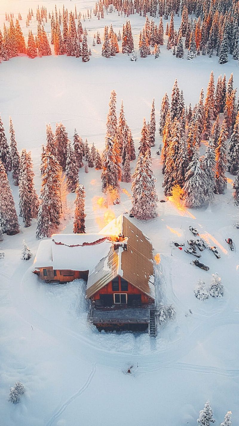 Zimska tapeta sa snijegom i kućicom