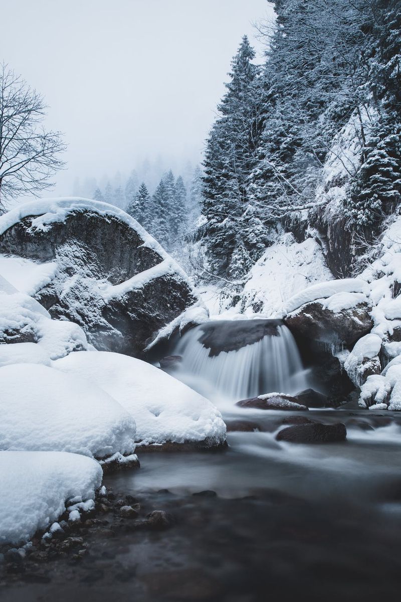 Zimska pozadina za iPhone sa snijegom i vodom