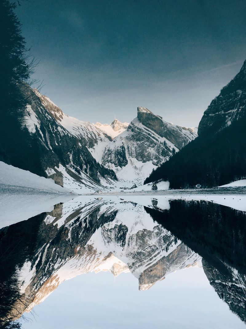 Zimska planinska pozadina za iPhone sa snijegom i jezerom