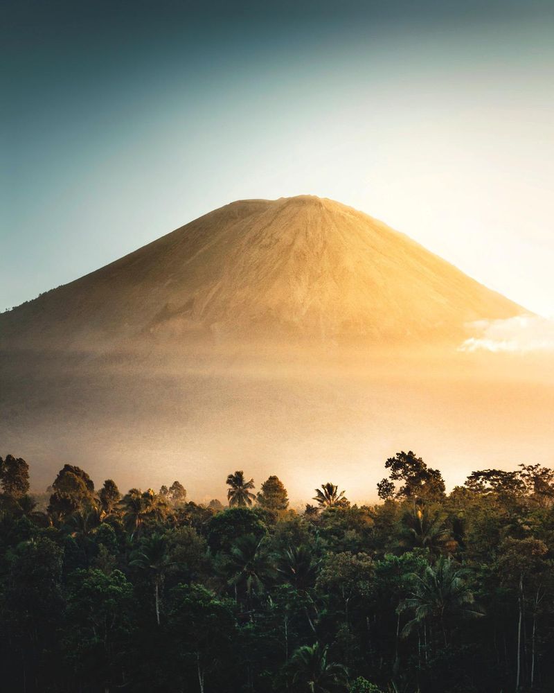 Pozadina tropske planine za iPhone s izlaskom sunca