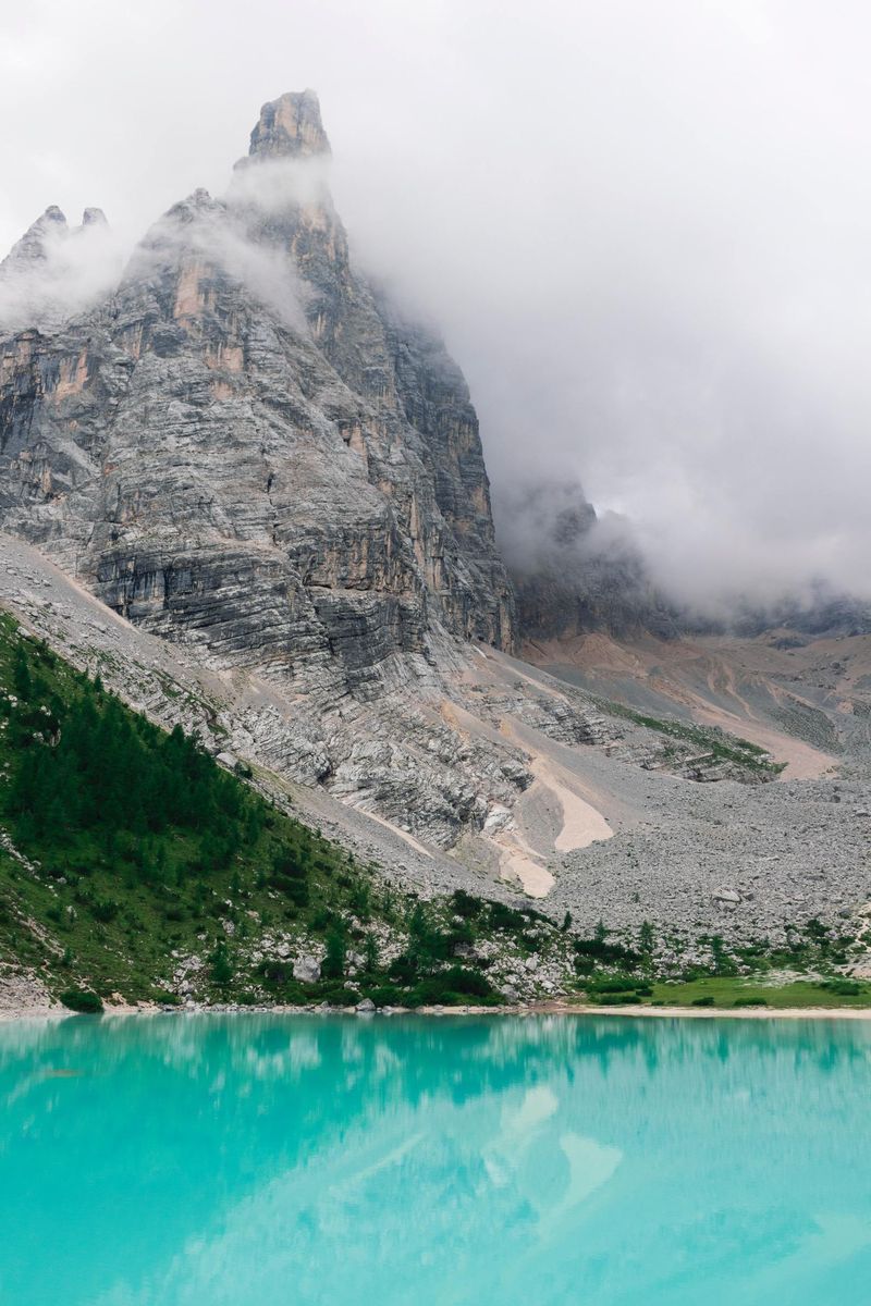 Plavo jezero i planine pozadine za iPhone