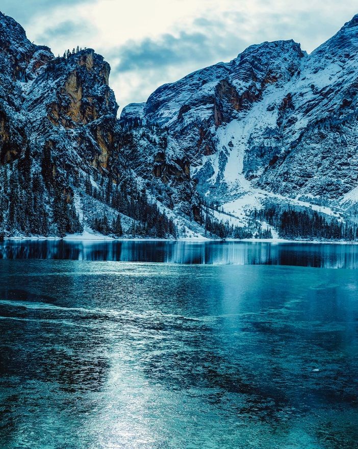 Plava planinska tapeta sa snijegom tijekom zime - tapeta jezera