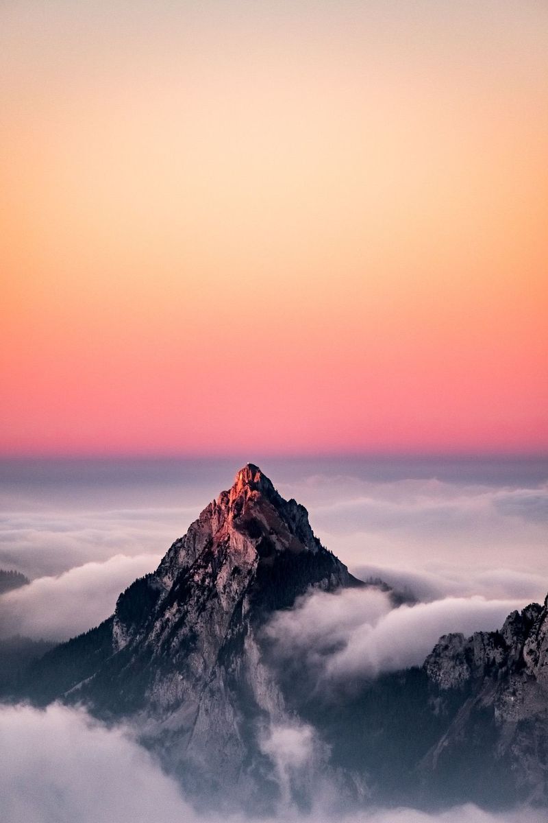 Milieux de montagne pour iPhone avec coucher de soleil rose