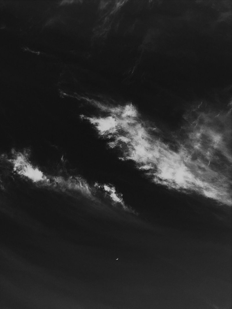 Esthétique des nuages ​​​​sombres iPhone Fonds d